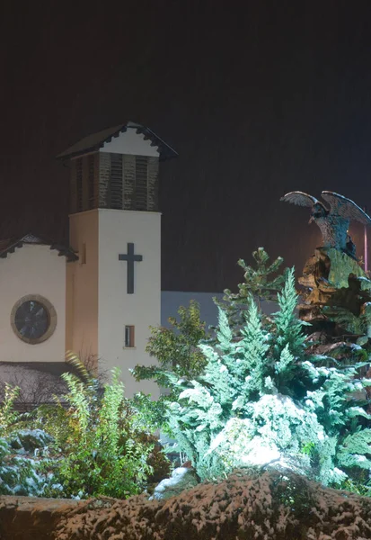 Cristo Rey Kilisesi ve yağmur altındaki anıt. — Stok fotoğraf