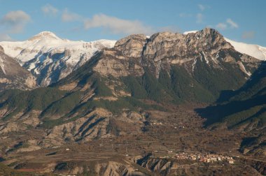 Ordesa ve Monte Perdido Ulusal Parkı 'nın Bestue köyü ve dağları.