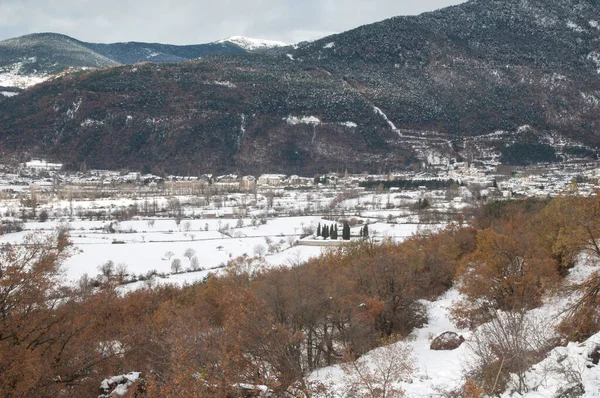 Città di Biescas dopo una nevicata nei Pirenei. — Foto Stock