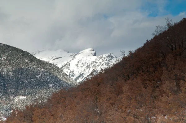 Montagne in una riserva nazionale nei Pirenei. — Foto Stock