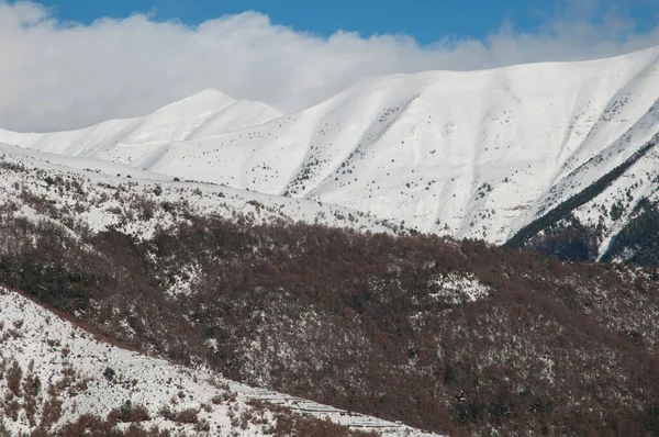 Montagne innevate nei Pirenei di Huesca. — Foto Stock