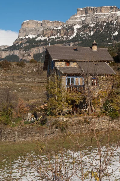 Maison dans la vallée de Vio et les Sestrales en arrière-plan. — Photo