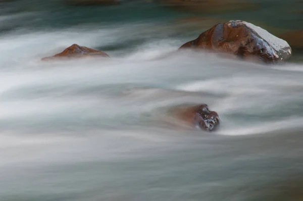 Fiume Ara nei Pirenei di Huesca. — Foto Stock