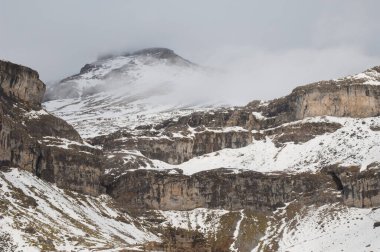 Kışın Ordesa Vadisi 'nin başı..