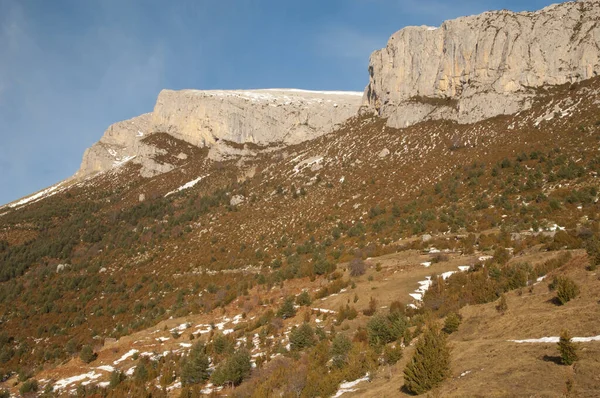 Klippen und Hänge in den Pyrenäen von Huesca. — Stockfoto