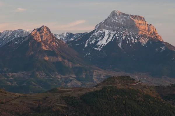 Pena Montanesa solda ve Castillo Belediye Başkanı sağda.. — Stok fotoğraf