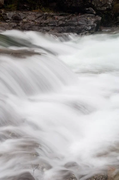 Річка Беллос у Національному парку Ордеза та Монте - Пердідо.. — стокове фото