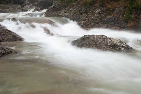 Río Bellos en el Parque Nacional Ordesa y Monte Perdido. — Foto de Stock