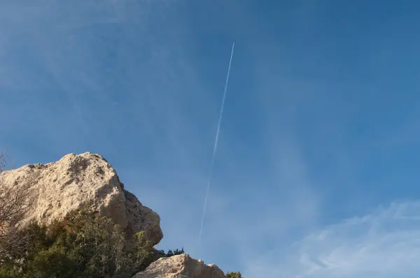 Rocas y cohetes lanzados al espacio exterior. — Foto de Stock