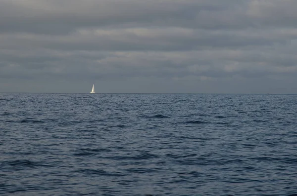 Żaglówka wypływająca z wyspy Gran Canaria. — Zdjęcie stockowe