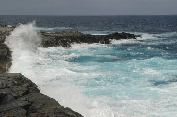 Waves breaking on the coast of Arucas. — Stock Photo, Image