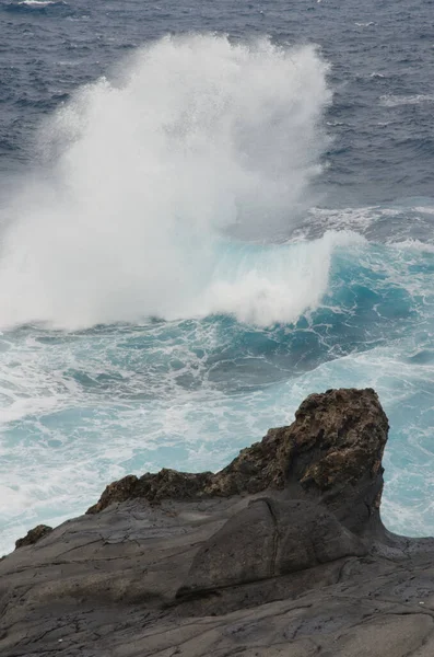 Quebra de ondas na costa de Arucas. — Fotografia de Stock