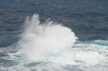 Arucas sahilinde dalgalar kopuyor..