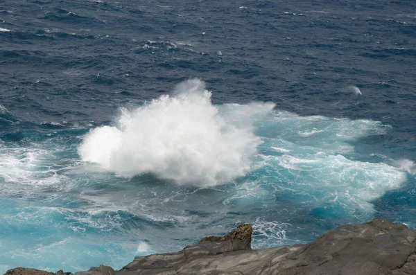 Wave breken op de kust van Arucas. — Stockfoto