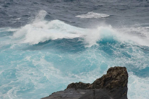 Golven breken af aan de kust van Arucas. — Stockfoto