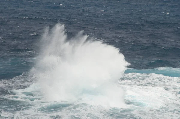 Arucas sahilinde dalgalar kopuyor..