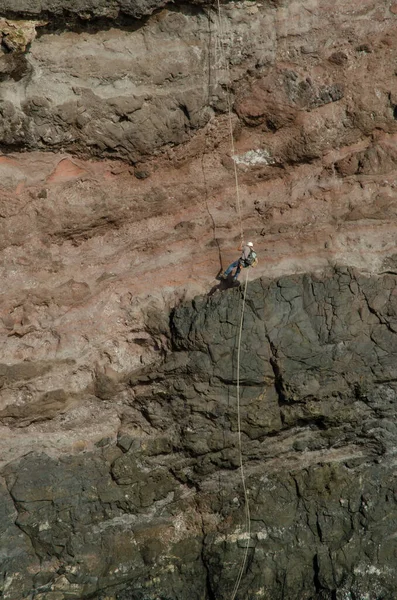 Tırmanışçılar Guigui 'nin Özel Doğal Rezervi' nde bir uçuruma tırmanıyorlar..