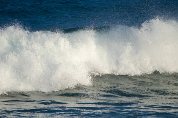 Rompiendo olas en la costa de Arinaga. —  Fotos de Stock