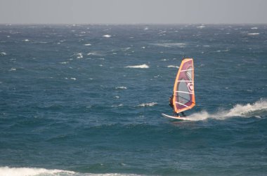 Rüzgâr sörfçüsü Arinaga sahillerinde yelken açıyor..