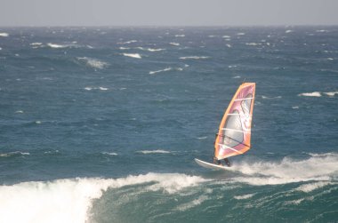 Rüzgâr sörfçüsü Arinaga sahillerinde yelken açıyor..