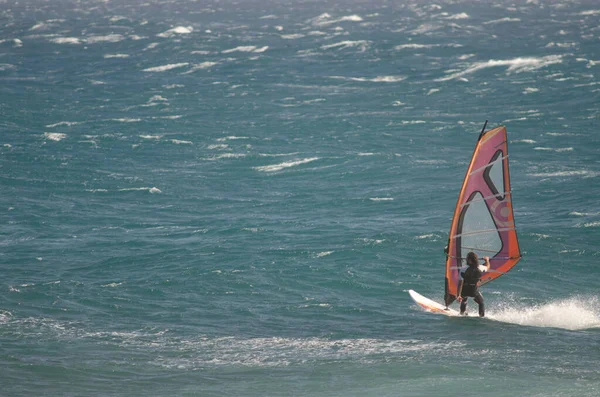 Ιστιοπλοΐα Windsurfer στην ακτή της Arinaga. — Φωτογραφία Αρχείου