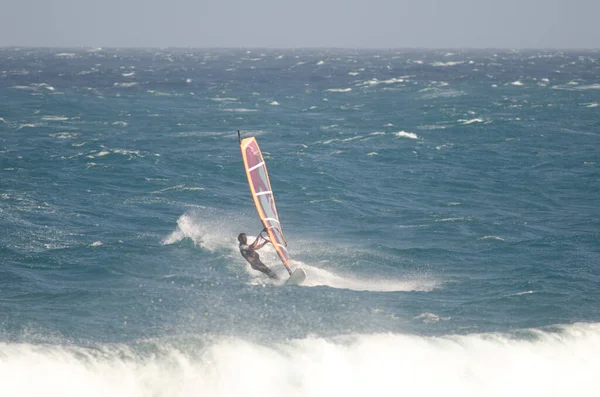Windsurfer navegando na costa de Arinaga. — Fotografia de Stock