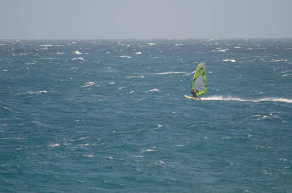 Planche à voile sur la côte d'Arinaga. — Photo