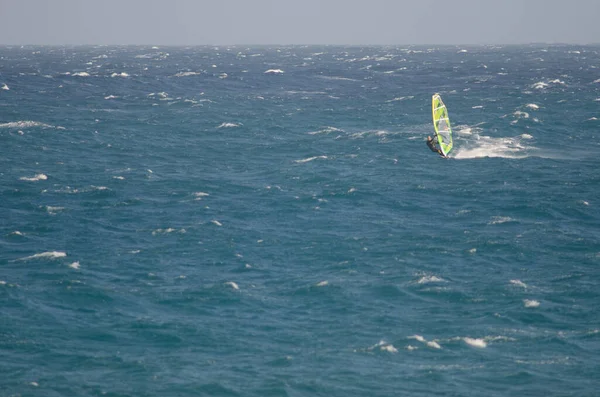 Windsurfer navegando na costa de Arinaga. — Fotografia de Stock