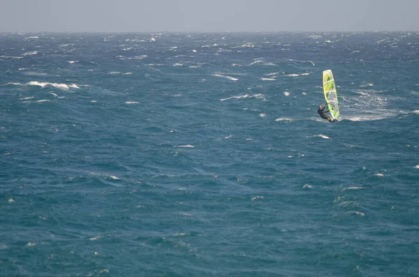 Windsurfer segeln an der Küste von Arinaga. — Stockfoto