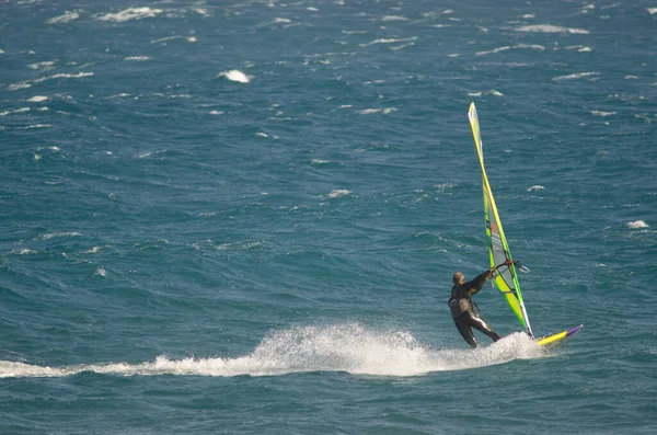 Windsurfer zeilen in de kust van Arinaga. — Stockfoto