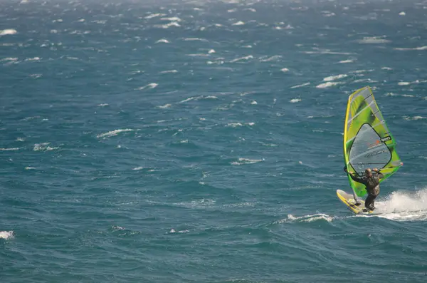 아미 나가 해안을 항해하는 윈드 서퍼. — 스톡 사진