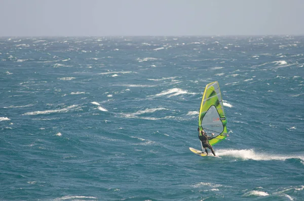 Windsurfer navegando na costa de Arinaga. — Fotografia de Stock