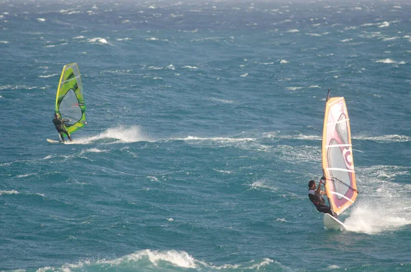 Windsurfers zeilen in de kust van Arinaga. — Stockfoto