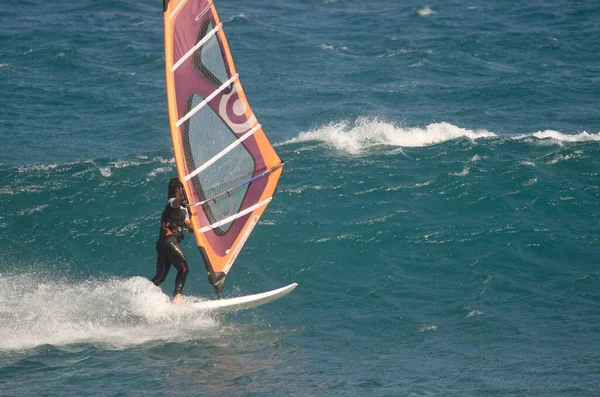 Windsurfer żeglarstwo na wybrzeżu Arinaga. — Zdjęcie stockowe