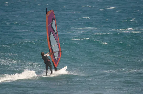 Windsurfer plachtění na pobřeží Arinaga. — Stock fotografie