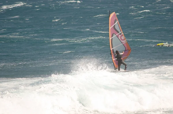 Ιστιοπλοΐα Windsurfer στην ακτή της Arinaga. — Φωτογραφία Αρχείου