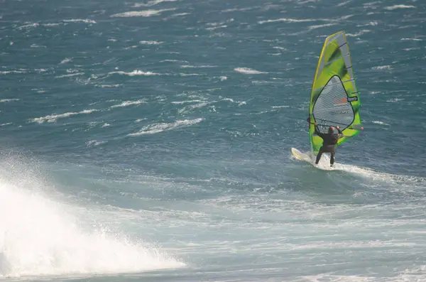 Ιστιοπλοΐα Windsurfer στην ακτή της Arinaga. — Φωτογραφία Αρχείου