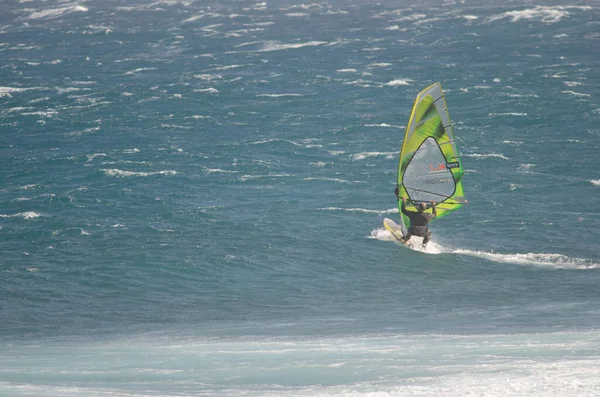 Windsurfer plachtění na pobřeží Arinaga. — Stock fotografie