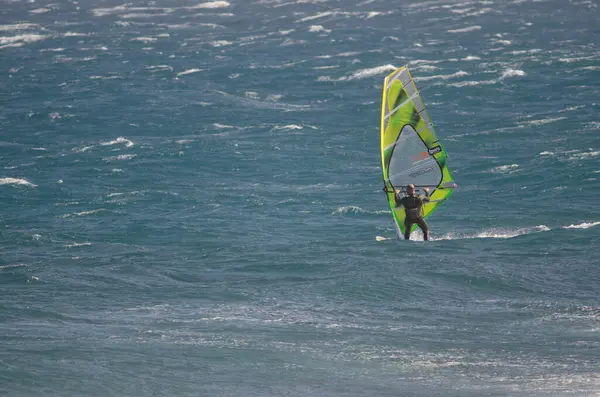 Windsurfer zeilen in de kust van Arinaga. — Stockfoto