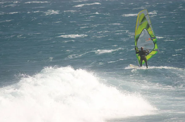 Windsurfer Żeglarstwo Wybrzeżu Arinaga Aguimes Gran Canaria Wyspy Kanaryjskie Hiszpania — Zdjęcie stockowe