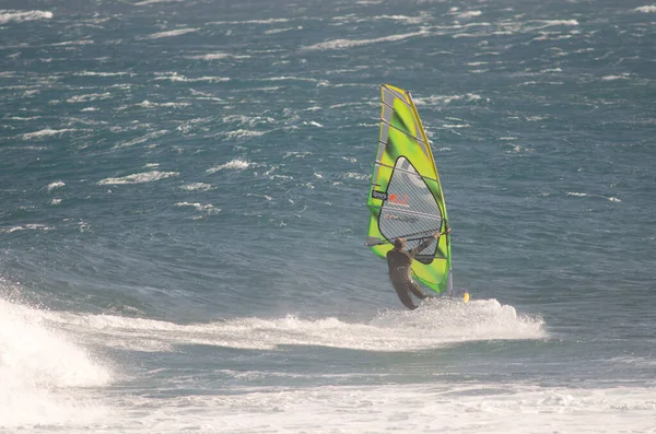 Windsurfer Żeglarstwo Wybrzeżu Arinaga Aguimes Gran Canaria Wyspy Kanaryjskie Hiszpania — Zdjęcie stockowe