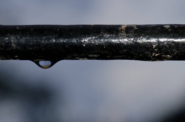 Pencerenin kenarına bir damla su..