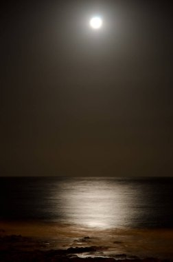 Gece deniz manzarası ve ay suya yansıyor..