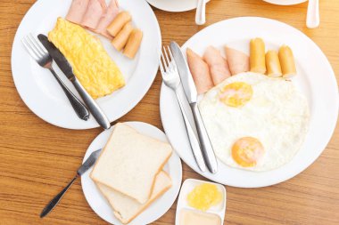 Tropikal deniz yaz konseptiyakınında kahvaltı keyfi