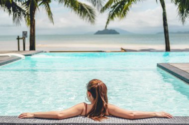 Yüzme havuzu yaz Tatil concep tasasız kadın rahatlama