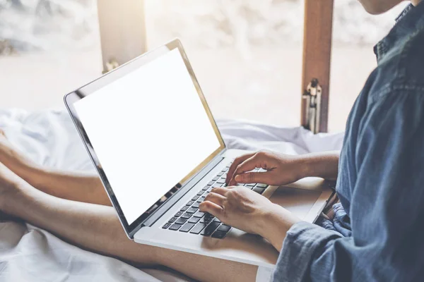 Mulher usando Laptop trabalho rede social compras on-line em casa — Fotografia de Stock