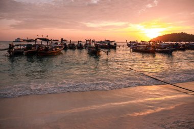 Güzel gün batımı uzun kuyruklu tekne Koh Lipe Beach Tayland, Yaz 