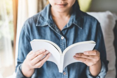 Rahat kadın sabah yatakta bir kitap okuma , tatil Tim