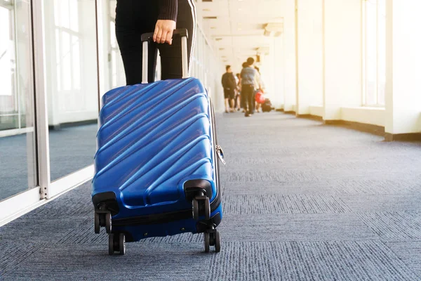 Podróżnik kobiety i bagaż na lotnisku Terminal koncepcja Travel — Zdjęcie stockowe