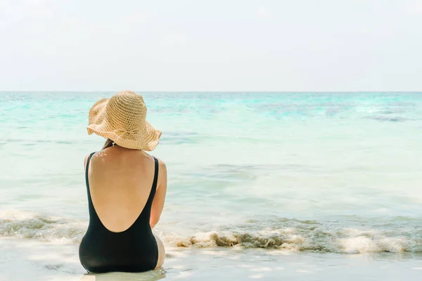 Summer Beach Holiday Woman relax on the beach in free time . — Φωτογραφία Αρχείου